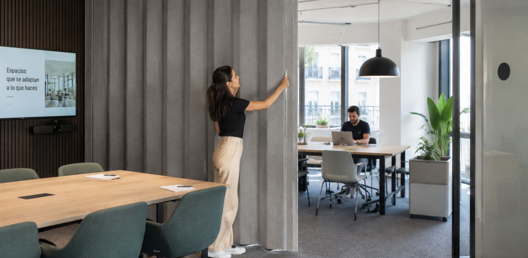 Puerta corredera que conecta la oficina con el exterior para ganar luz natural