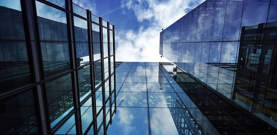 Solida_Post 21_1 Pexels_Edificio de oficinas en gran ciudad Madrid espacios de trabajo