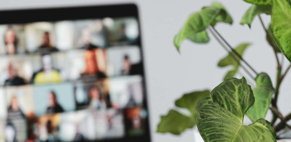 Videollamada en oficina híbrida con diseño de espacio de trabajo