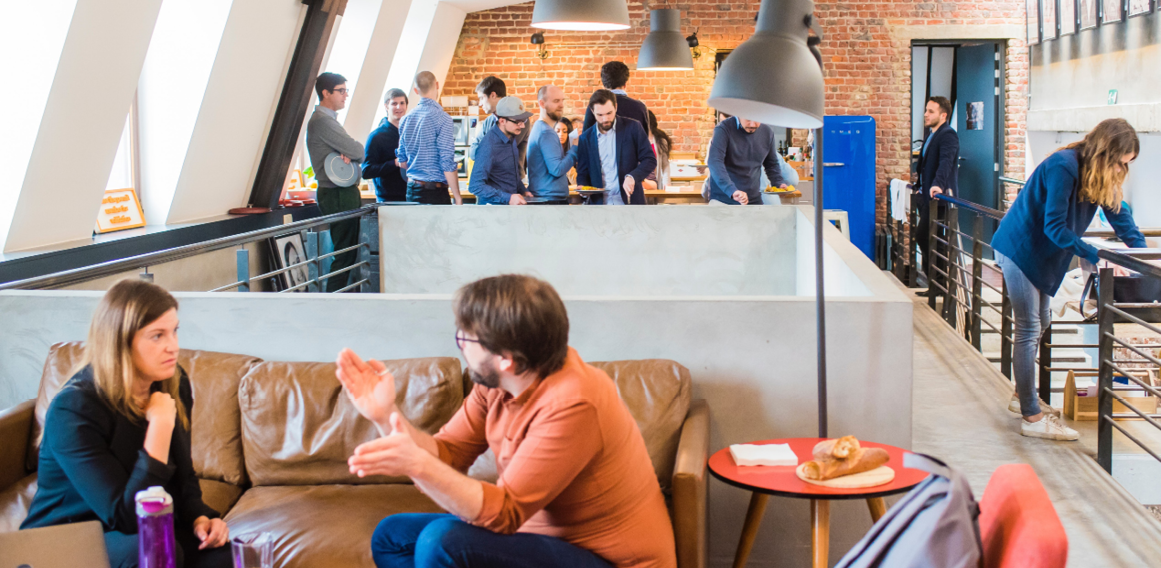 Solida_Post 21_3 Unsplash_Personas y trabajadores en espacio de trabajo oficina híbrida y comunicación