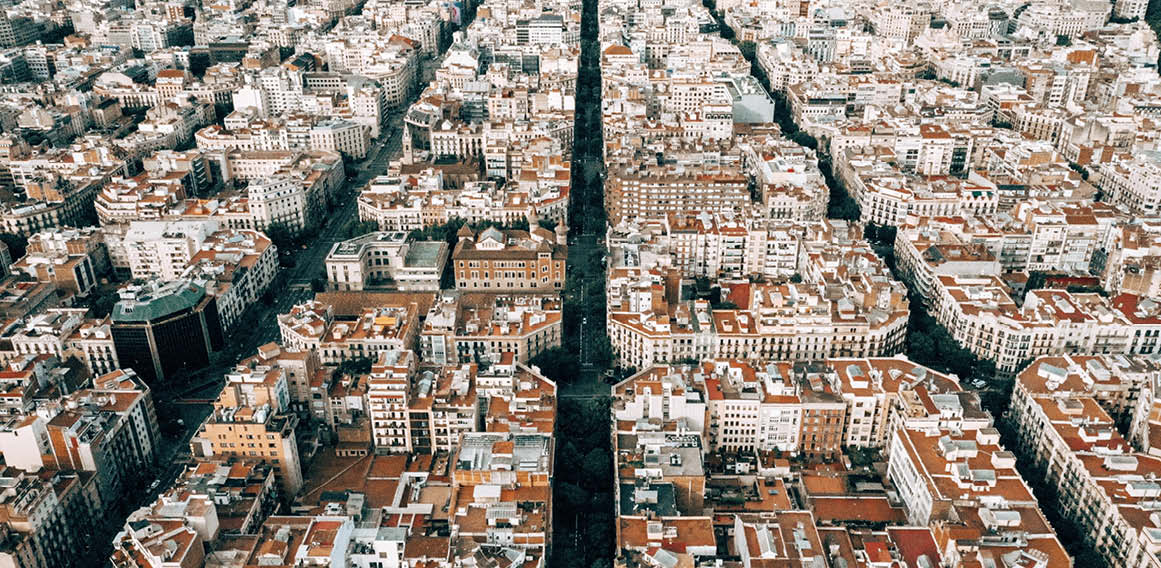 Ciudad con calles y oficinas