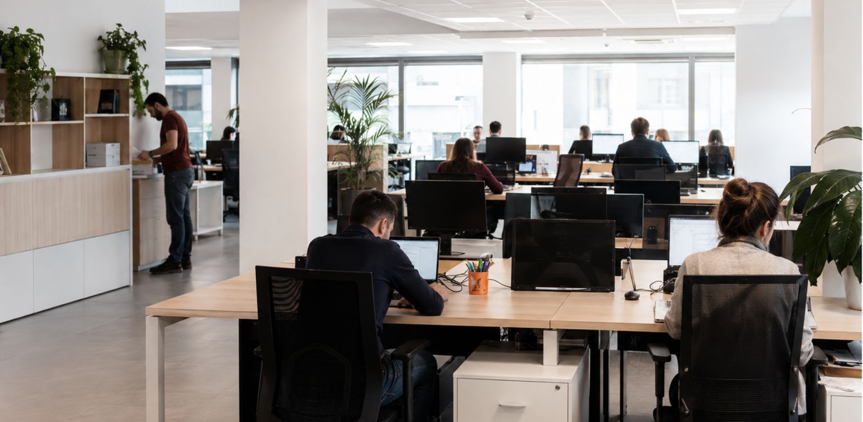 Oficina equipada con mobiliario funcional para puestos de trabajo