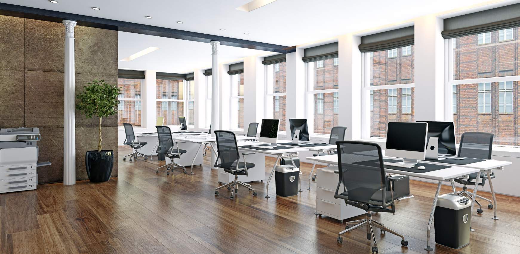 Open space de zona de trabajo en oficina luminosa