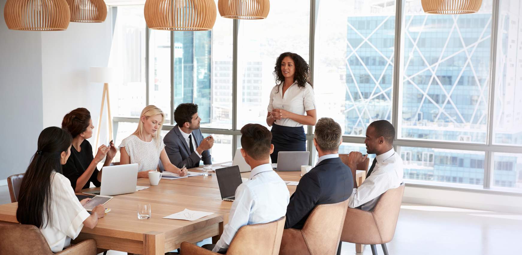 Equipo de trabajo en sala de reuniones de oficina moderna y luminosa