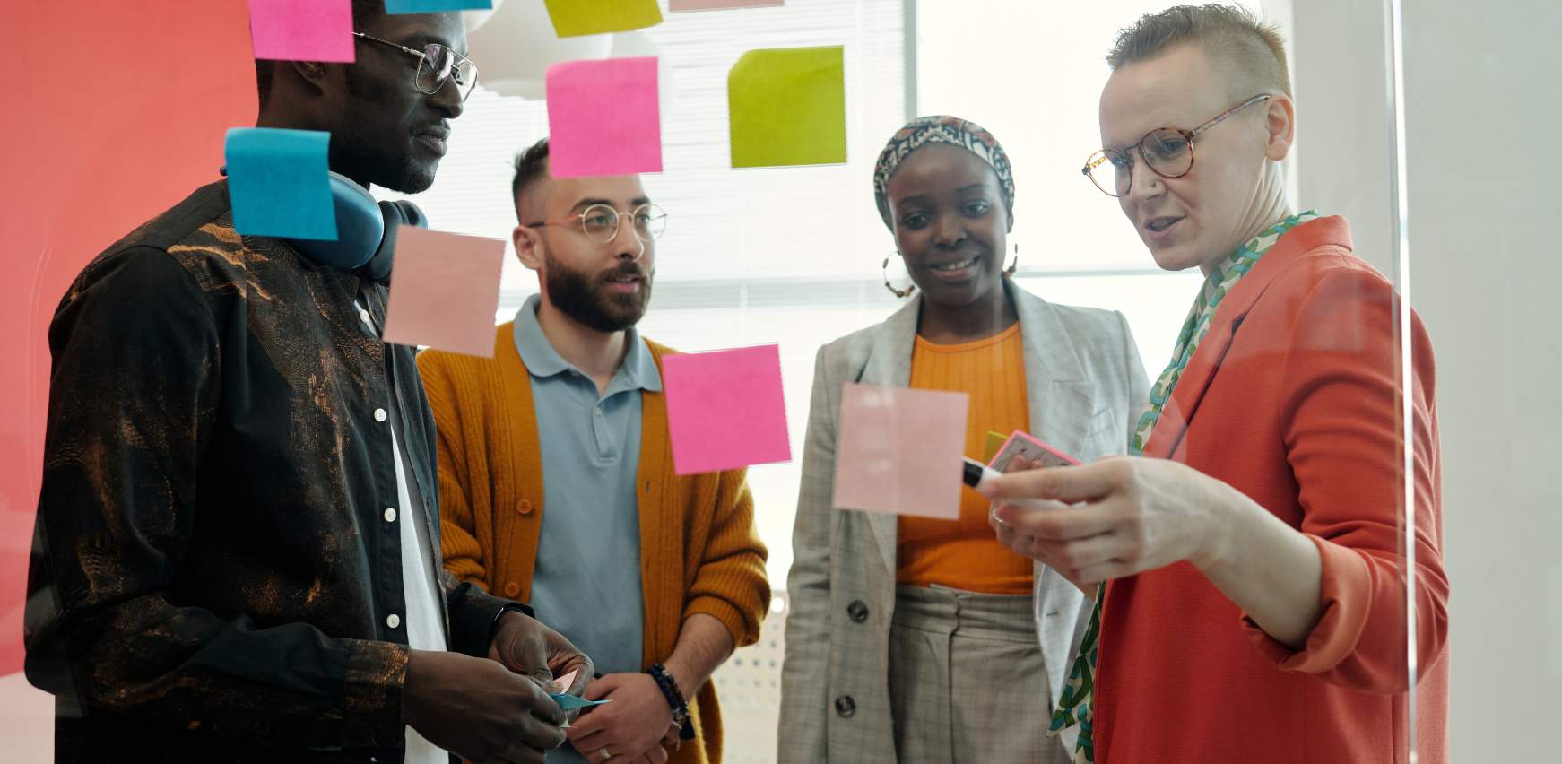 Trabajo de equipo y team building en oficina