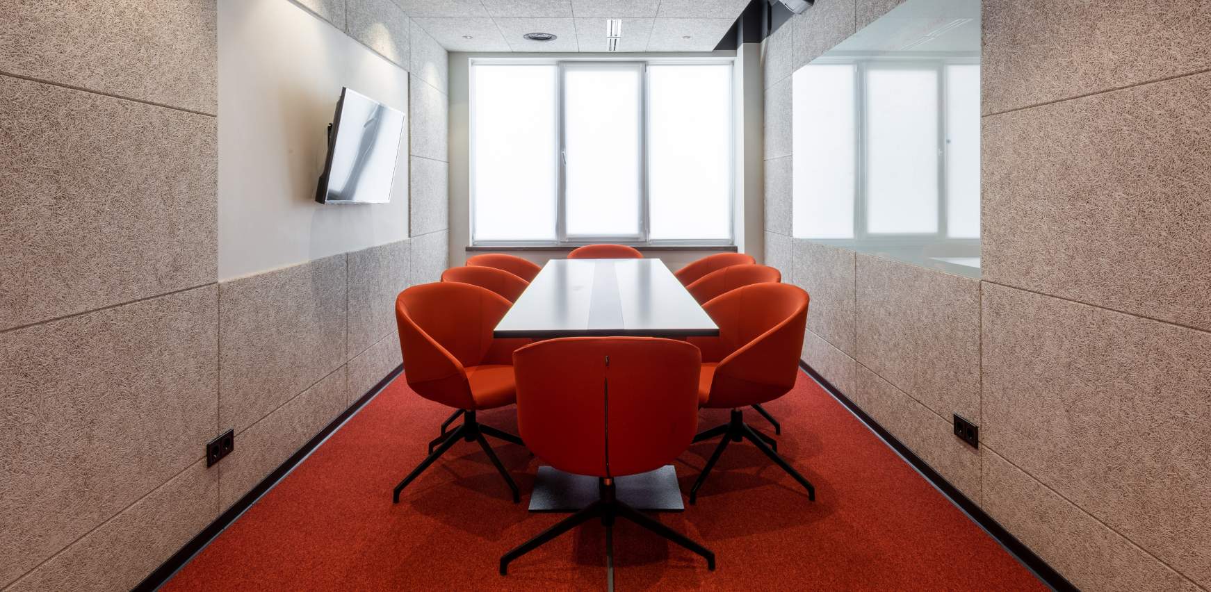 Sala de reuniones con color corporativo de la empresa