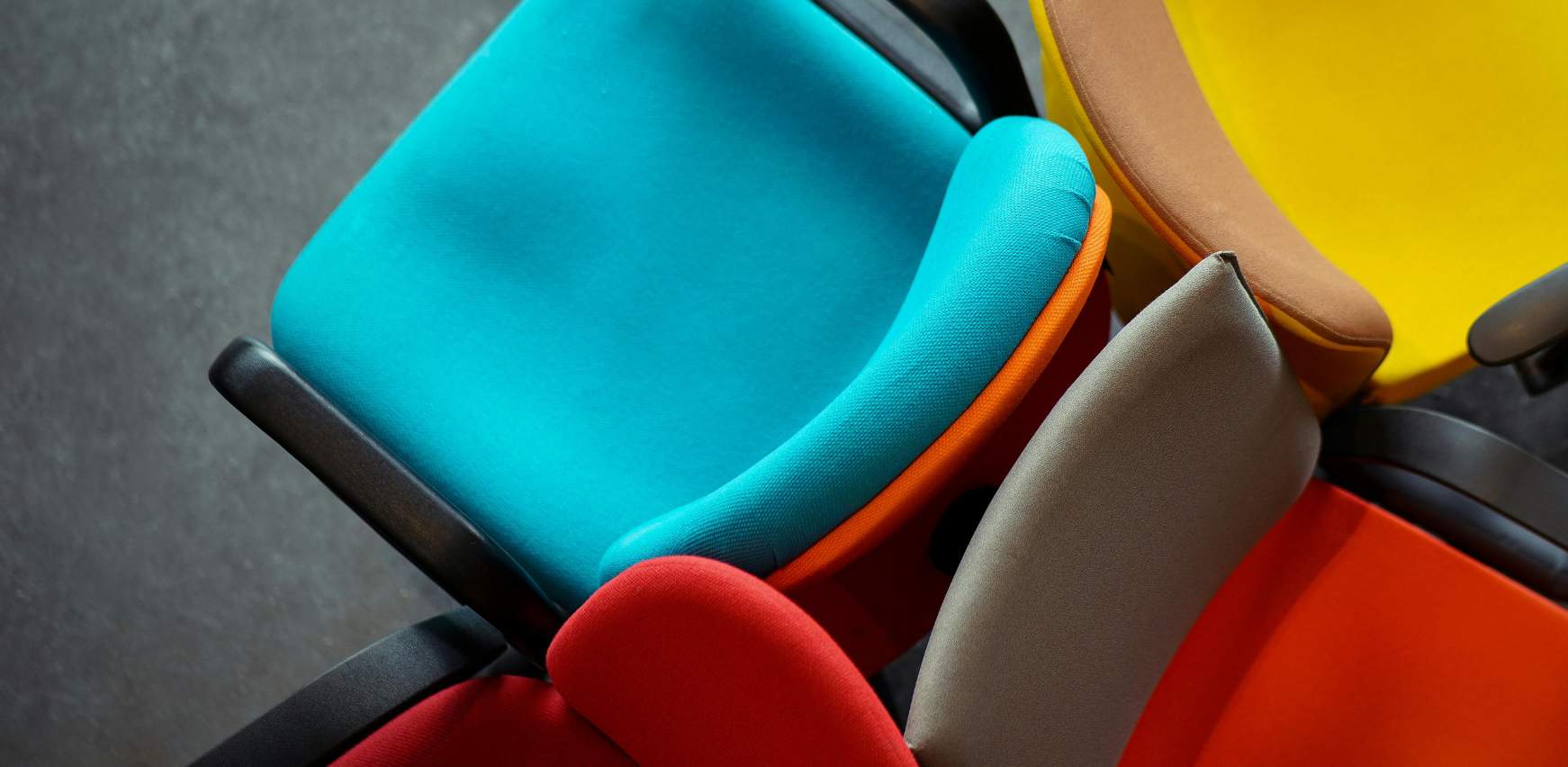 Sillas ergonómicas de diferentes colores para equipamiento de oficina