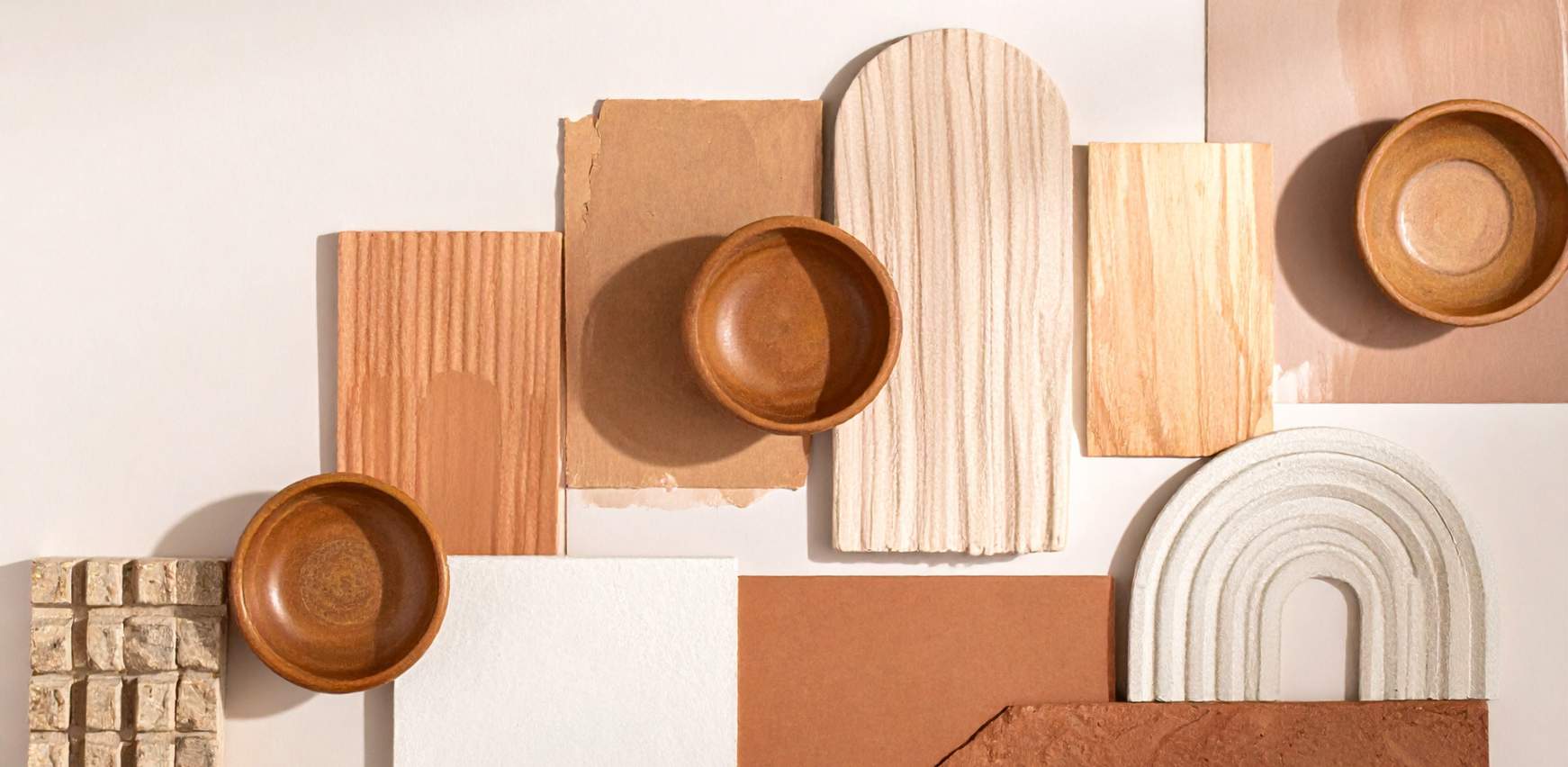 Moodboard de madera y materiales sostenibles para reforma de oficina