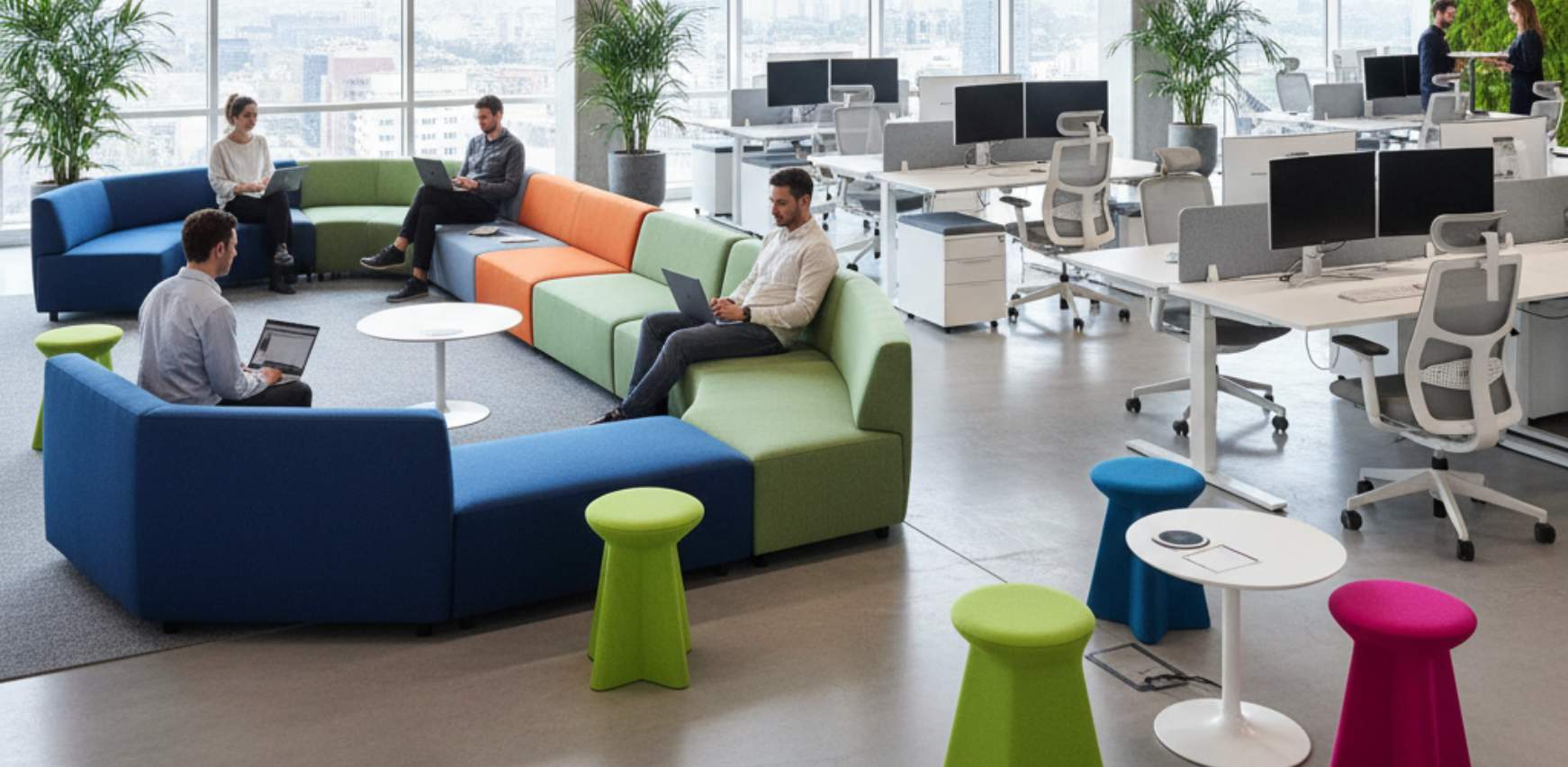 Espacio de descanso con mobiliario de colores en oficina luminosa y moderna