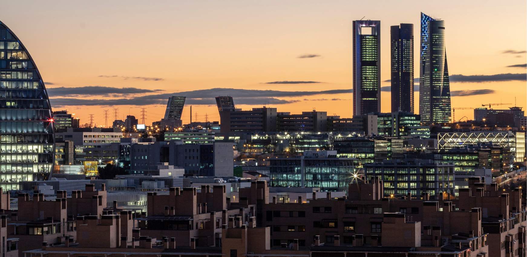 Panorámica de Madrid con skyline de edificios de oficinas