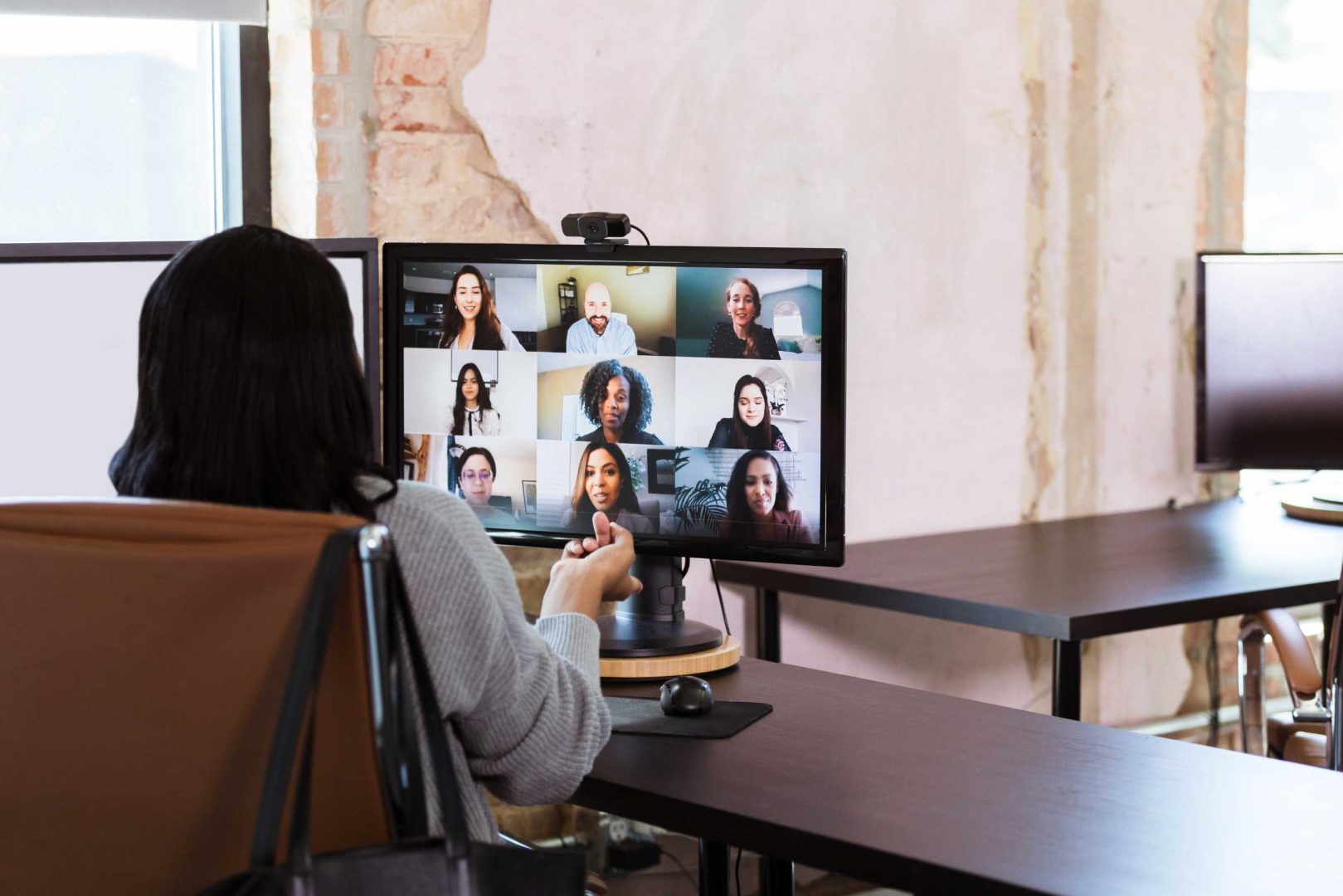 Videoconferencia con pantalla interactiva en oficina con tecnología integrada