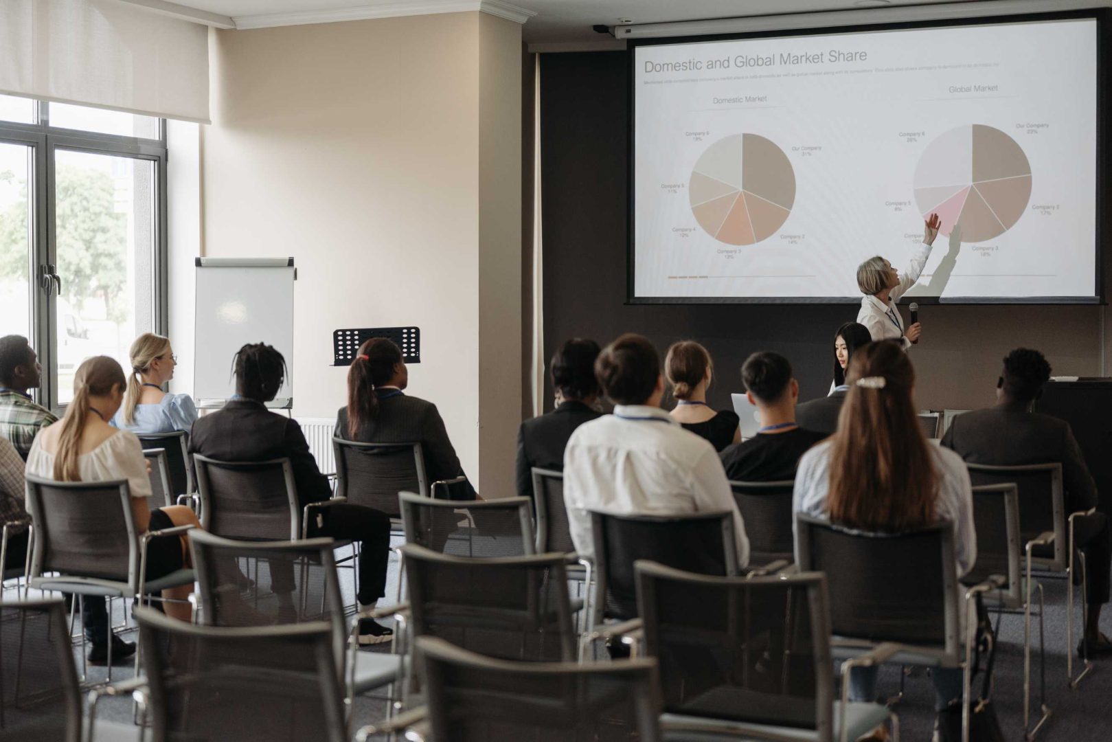 Oficina con tecnología en salas de reuniones y de exposición