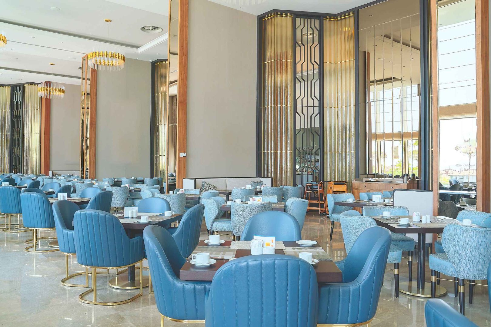 Espacio de restaurante dentro de hotel, con mobiliario y carpintería a medida