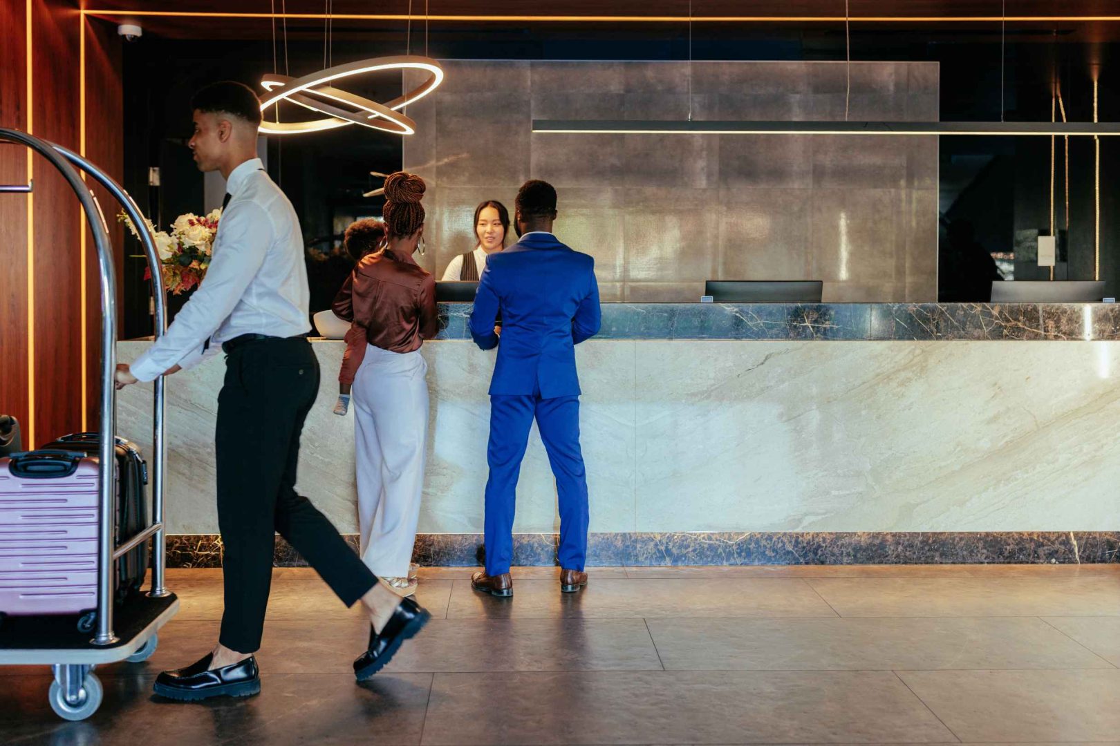 Huéspedes en la recepción de hotel