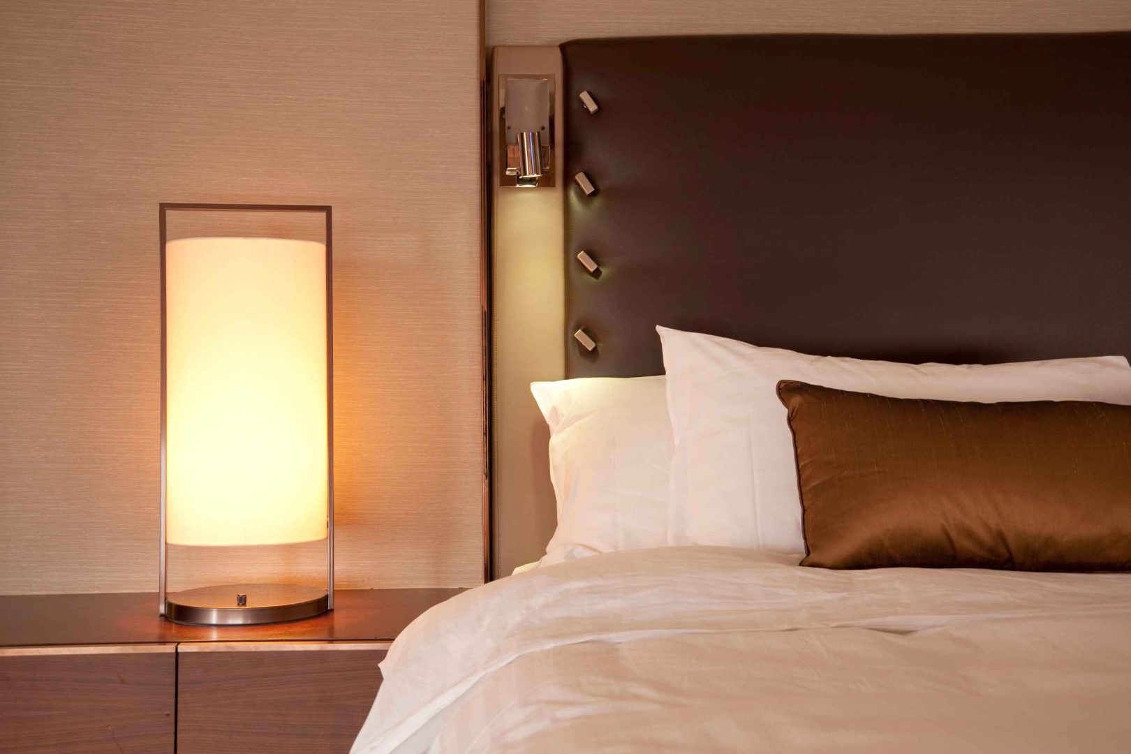 Cama de hotel en espacio renovado