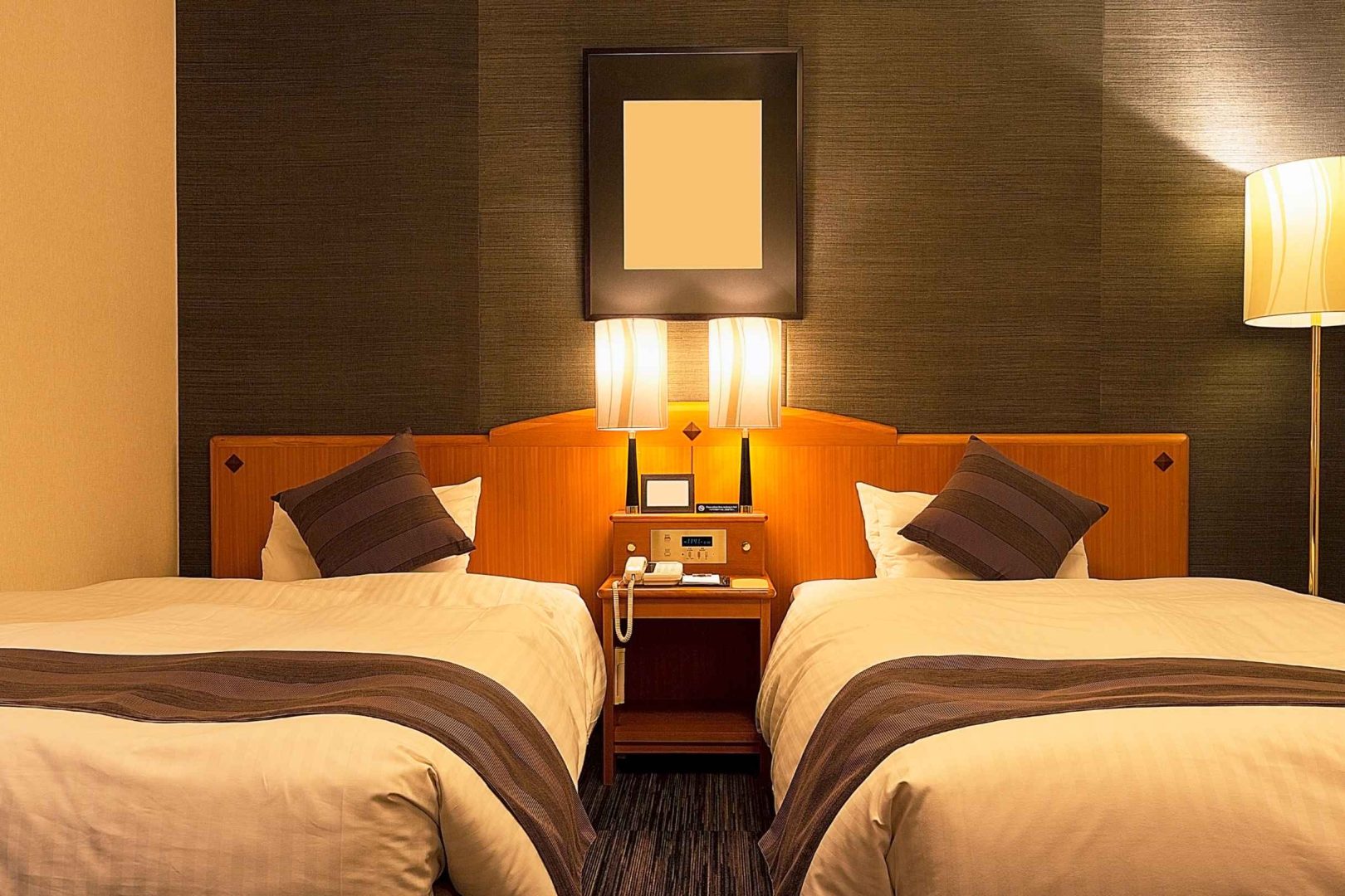 Habitación de hotel moderna con iluminación indirecta
