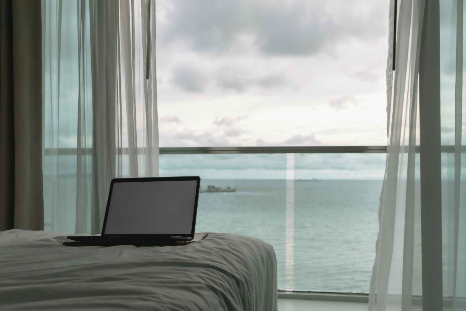 Espacio de hotel renovado con tecnología