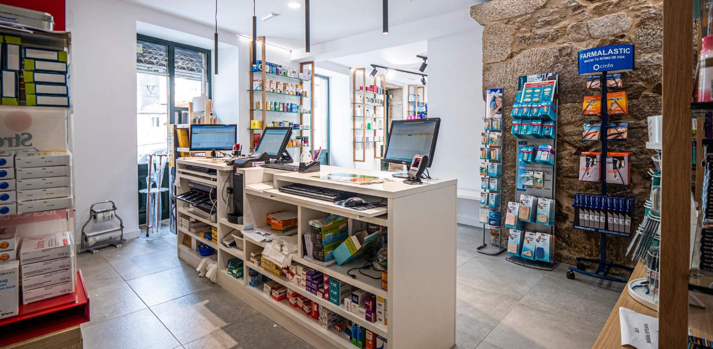 Local de retail farmacia con carpintería a medida y tecnología