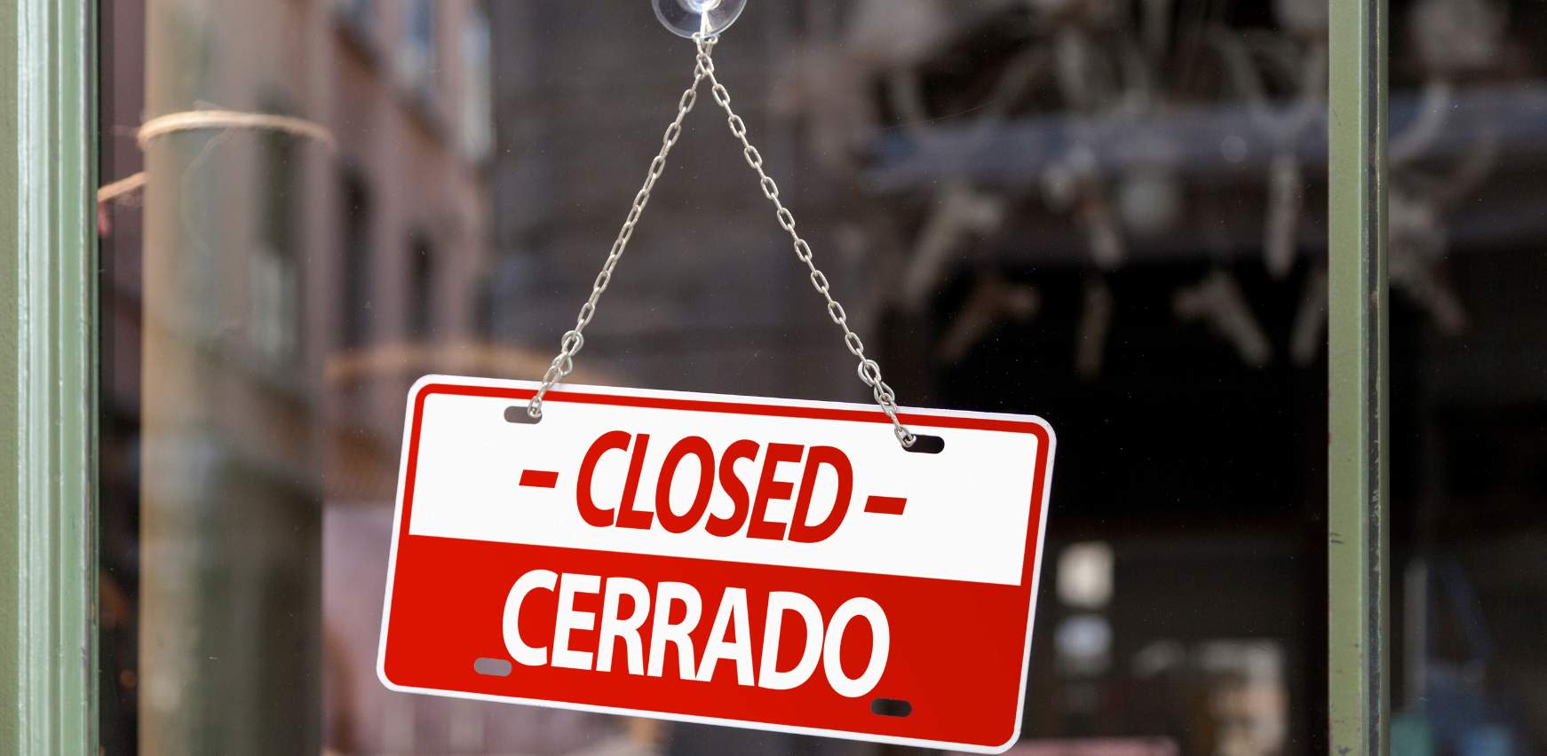Cartel de tienda cerrada y oportunidad de negocio en Madrid