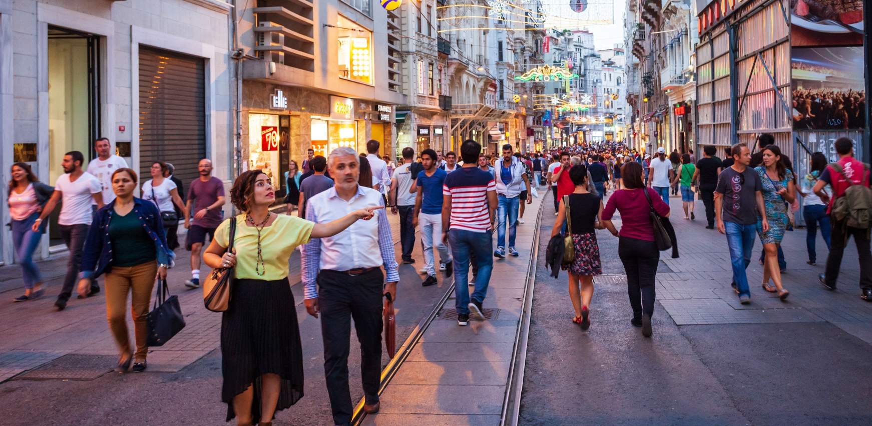 Calle comercial con locales y coworkings
