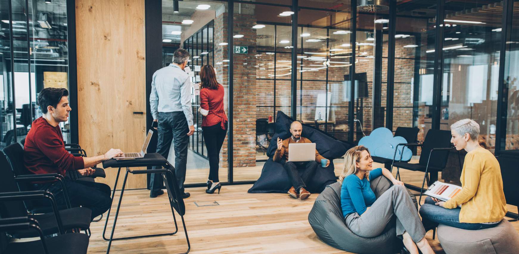 Espacio de trabajo coworking con trabajsdores y autónomos