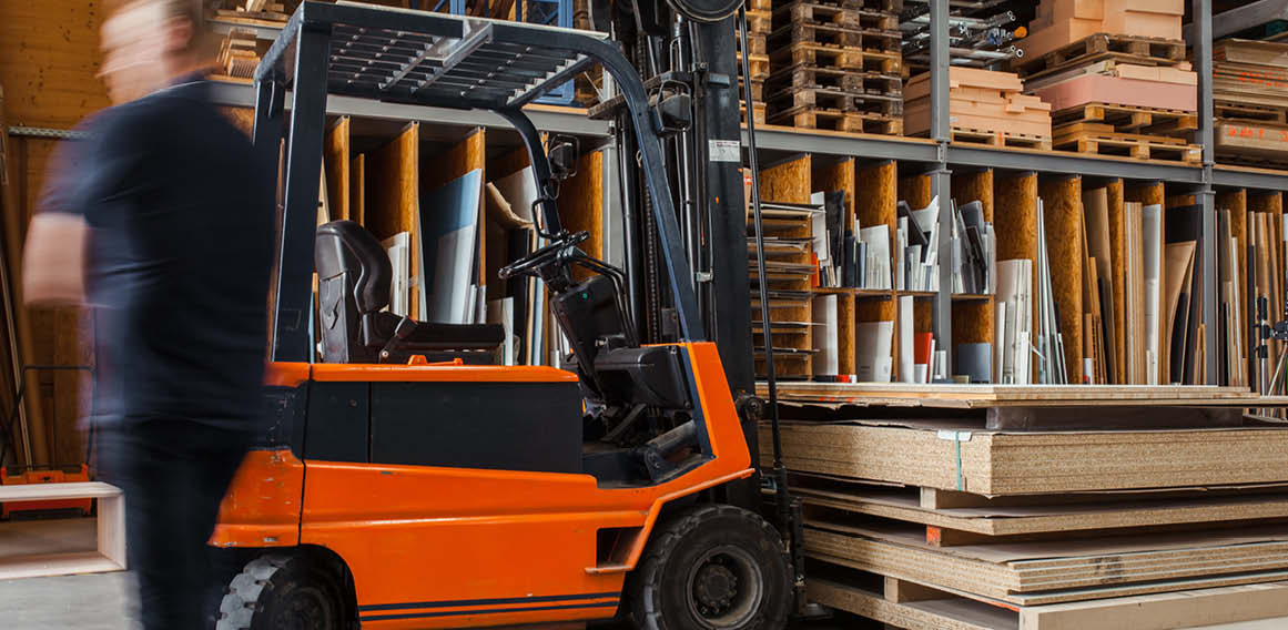 Almacén con diversos soportes de madera y otros materiales