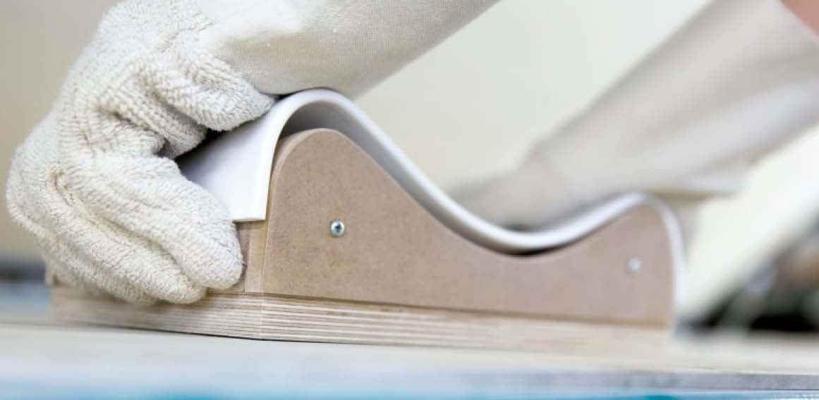 Solid Surface es un tipo de soporte fabricado con superplásticos, que puede curvarse y resistir condiciones adversas.