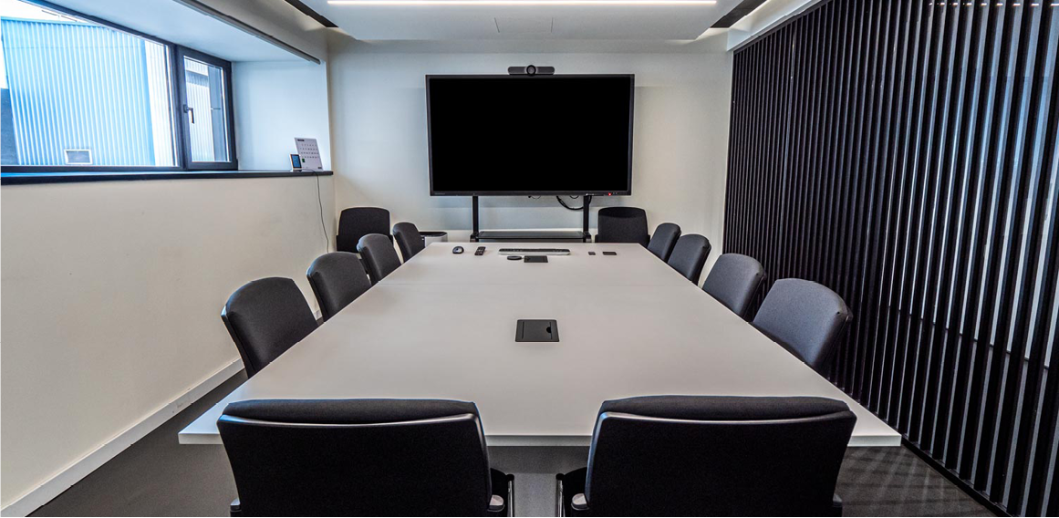Sala de videoconferencia equipada con tecnología puntera por Solida Equipamiento Integral