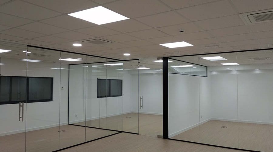 Mamparas instaladas por Solida Equipamiento Integral para compartimentar oficinas sin pérdida de luminosidad