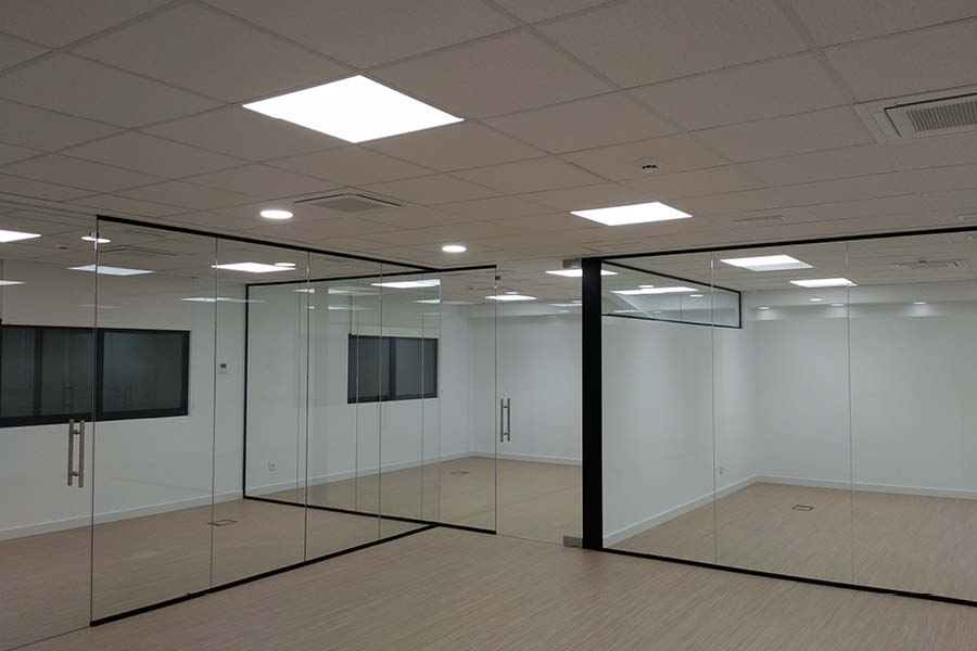 Mamparas instaladas por Solida Equipamiento Integral para compartimentar oficinas sin pérdida de luminosidad