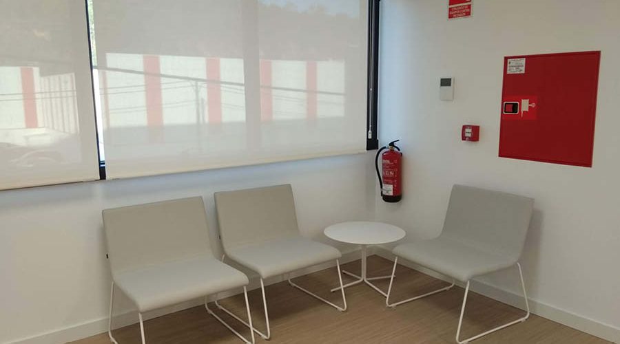 Zona de recepción equipada con mobiliario estándar por Solida Equipamiento Integral