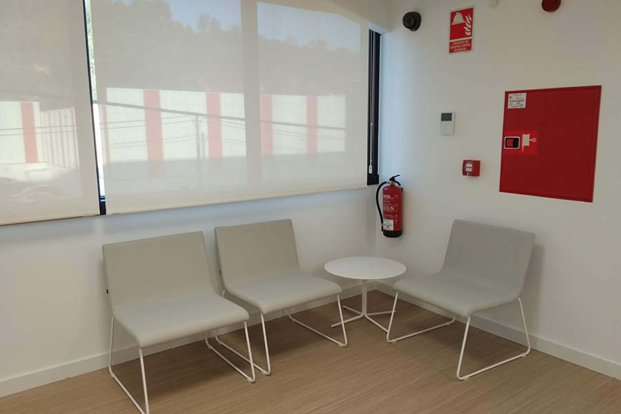 Zona de recepción equipada con mobiliario estándar por Solida Equipamiento Integral