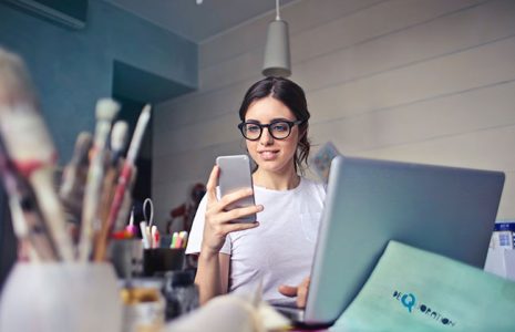 Pros y contras de utilizar el móvil personal en su oficina