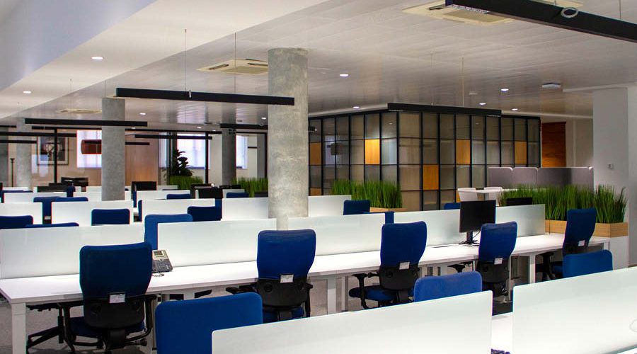 Puestos de trabajo individual con benchs amplios y separadores instalados por Solida