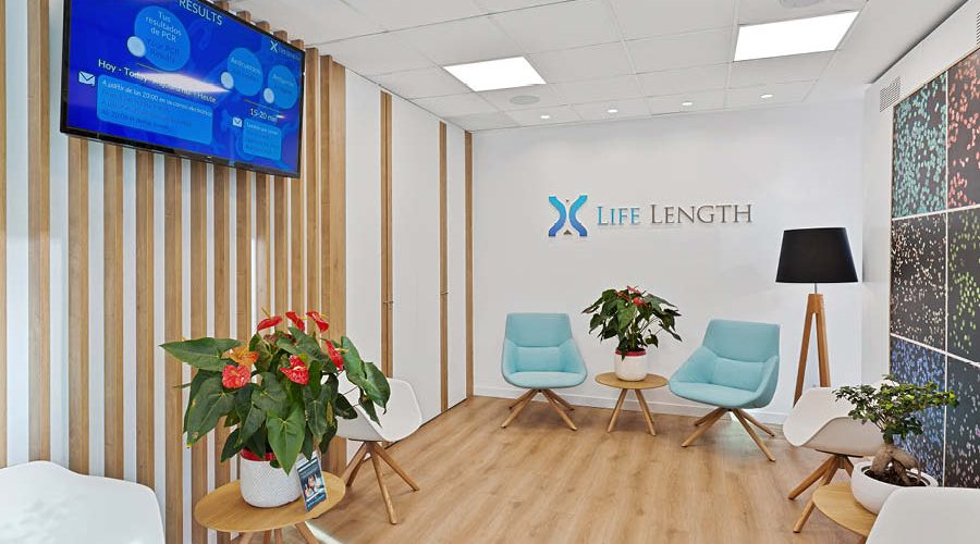 clínica con sala de espera equipada , corporativa y luminosa