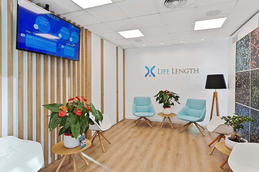 clínica con sala de espera equipada , corporativa y luminosa