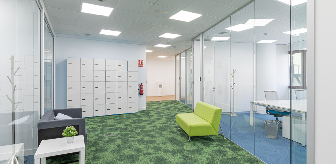 área de descanso en oficina coworking