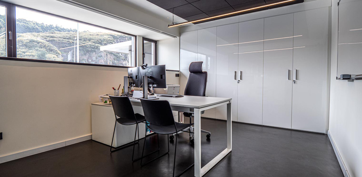 escritorio y sillas en despacho de dirección