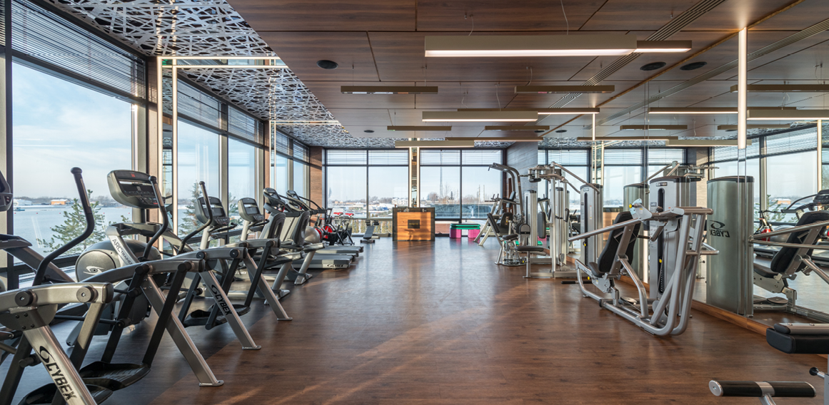 proyecto de reforma de gimnasio con sala de máquinas y vistas al exterior
