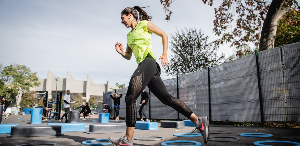 persona entrenando en un gimnasio al exterior