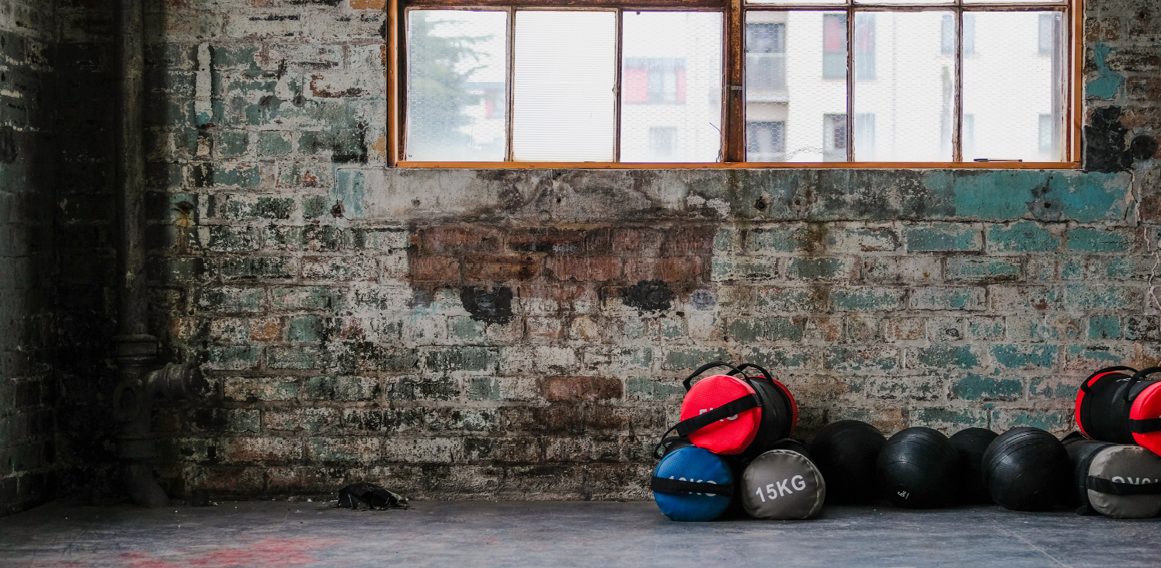 sala de gimnasio con bolsas y pesas en reforma de espacio