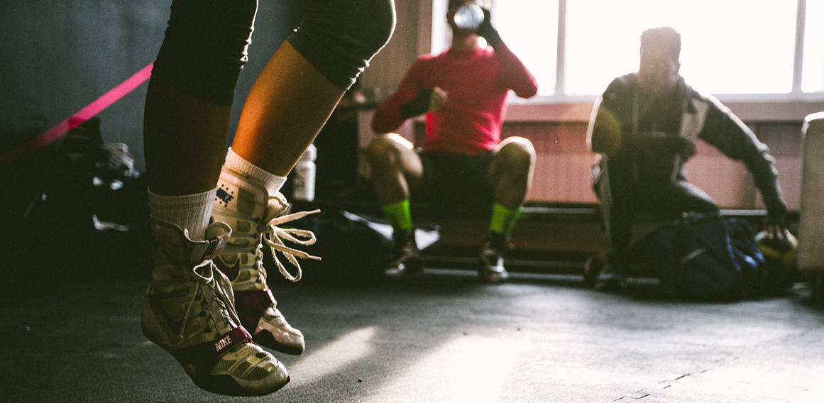 personas deportistas en gimnasio zoning de estancias reformadas