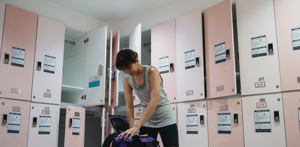 zona de taquillas y vestuario en gimnasio