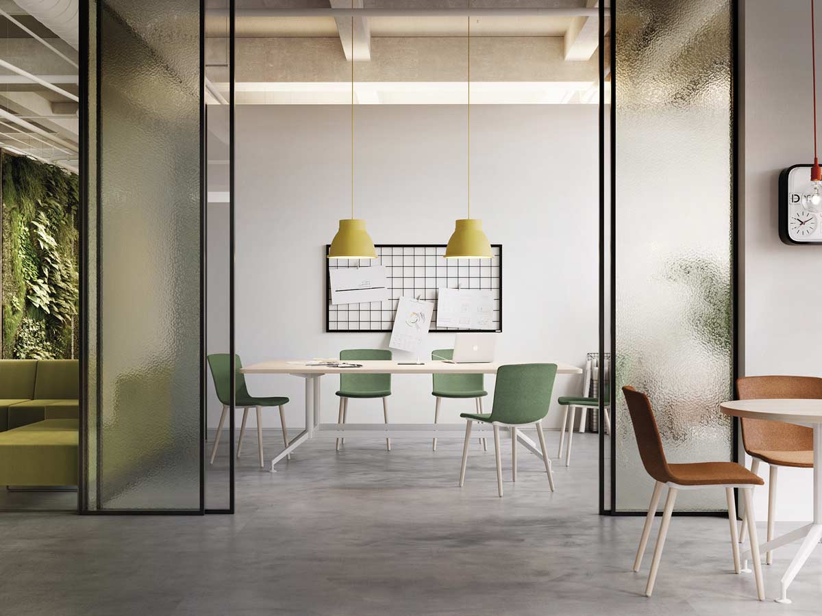 oficina con  interiores muy luminosos donde predominan los colores neutros y los materiales sostenibles