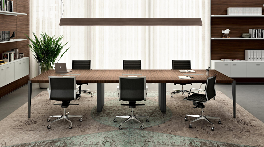 mesa de reuniones de madera en oficina
