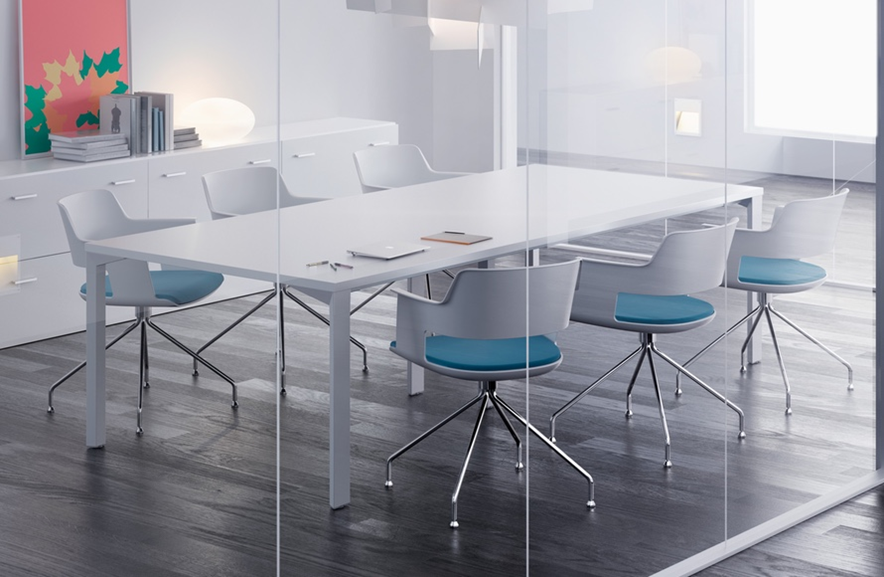 sala de reuniones en oficina con sillas de colectividades