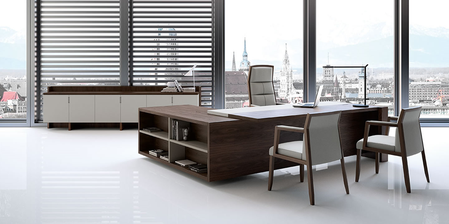 mesa de dirección de madera en oficina