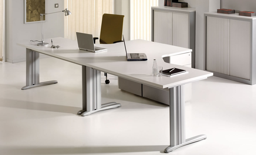 mesa operativa con equipo de trabajo en oficina