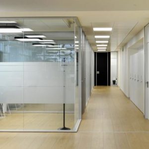Compartimentación de espacios, mamparas y puertas