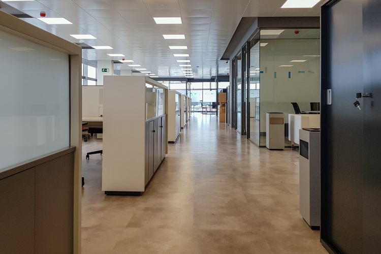 Equipamiento integral de oficina y estudio de distribución